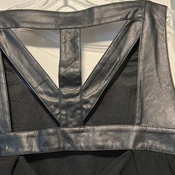 Top with different sequins colors. Finished with leather bias . - Picture 4 of 6